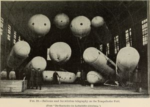 제1차 세계 대전에서는 풍선이 군사용 무선 전파국용 와이어 안테나를 올리는 간단한 방법으로 사용되었다.(독일 템펠호퍼 펠트, 1908년)