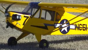 대형 J-3 Cub 모형. 발사 목재로 제작하고 실감을 높이기 위해 열수축 직물로 덮는 경우가 많다.