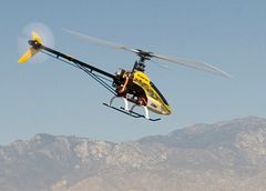 야외에서 RC 헬리콥터를 비행하는 모습