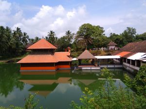 아난타파드마나바스와미 사원 (Ananthapadmanabhaswamy temple)은 쿰블라 (Kumbla)의 아난타푸라 호수 사원에 있다.