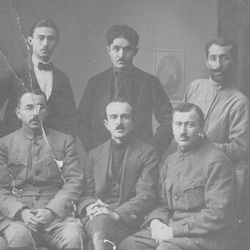 터키 공산당 창당자 무스타파 숩히(왼쪽), 에템 네자트 사무총장(가운데)과 이스마일 하키(오른쪽)(아래줄)