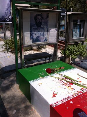 이란의 베헤슈트-에 자흐라 묘지에 있는 무스타파 참란의 묘