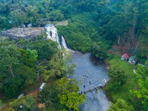 캄팔라에서 동쪽으로 35km 떨어진 무코노구에 위치한 세지바 폭포는 높이가 약 7m이며, 폭포에서 떨어지는 물줄기가 달콤한 소리를 낸다.