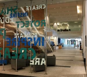 미국 특허청(USPTO)의 매디슨 빌딩 내부, 아트리움을 바라보는 공공 검색 시설 로비. 토머스 제퍼슨의 청동 흉상이 오른쪽에 있다. 연구자들은 이 시설 내에서 특허 검색 데이터베이스에 접근할 수 있다.