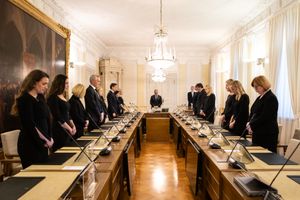 핀란드 대통령 마르티 아티사리의 사망을 애도하며 2023년 10월 18일 핀란드 내각이 묵념을 하고 있다.