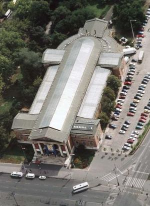 지붕과 부지 평면도의 항공 사진