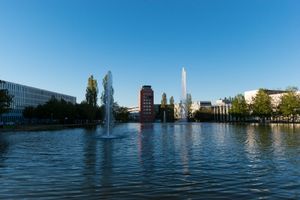 2018년 새로운 건물에 둘러싸인 남은 관제탑