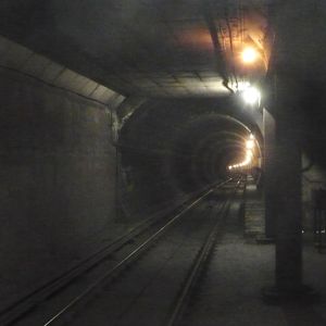 역 남쪽에서 터널이 동쪽으로 굽어지는 것을 볼 수 있다.