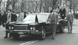 비밀 경호원의 호위를 받는 1972년형 차량