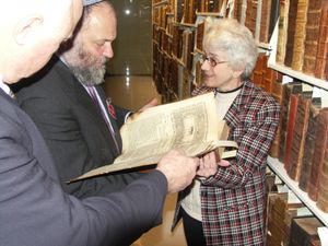 이스라엘 국회의원 에피 에이탐이 미국 성서 공회 성서 도서관에서 리아나 루파스 박사와 함께 16세기 히브리어 성서를 검토하고 있다.