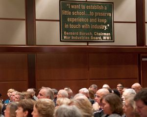 강당에 있는 버나드 바루크의 인용문