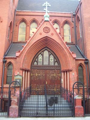 제임스 렌윅 주니어와 W. H. 러셀이 1883년 세인트 마크 교회를 위한 예배당으로 설계했으며, 현재는 ACROD에 속한 뉴욕시 맨해튼 이스트 빌리지에 있는 성 니콜라스 마이라 교회 입구.