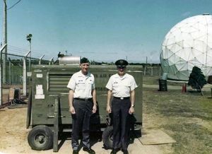 미국 육군 대령 제임스 E. 케이터(왼쪽), 타이완 수린코우 항공 기지, 제6987 보안 그룹 사령관(1974/75-1977년 4월 1일), 미국 육군 중령 제롬 M. 워처, 부 그룹 사령관(작전 사령관), 1976년