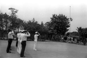 1979년 4월 28일, 미국 타이완 방위 사령부 앞에서 마지막으로 미 국기가 내려지고 있다. 제임스 B. 린더 해군 준장(USTDC 사령관)이 행사를 주재했다.