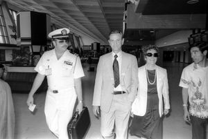 1979년 4월 28일, 린더 해군 준장 부부가 미국 타이완 방위 사령부 폐쇄 후 타이페이를 떠나고 있다.
