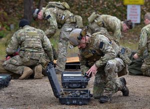 제1-10 특수부대 그룹이 2016년 11월 8일 독일 뫼블링겐의 판처 사격 훈련장에서 훈련을 마치고 무기를 점검하고 있다.