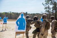 배치 가능한 특수 부대(Deployable Specialized Forces) 미 해안 경비대 대원들이 근접전투 소총(Close Quarters Battle Receiver)인 Mk18 소총을 사격하는 동안 합동 해양 훈련 센터(Joint Maritime Training Center)인 특수 작전 훈련 센터에서 강사가 고급 전술 작전 과정을 감독하고 있다.