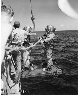 1947년 여름, 비키니 환초에서 침몰한 전함 USS 새러토가 탐사를 준비하는 USS 프리저버의 잠수사들.