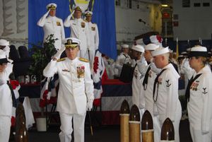 2007년 5월 17일, 핵 추진 항공모함 USS 엔터프라이즈에서 열린 미국 함대전력사령부 지휘권 이양식에서 사령관 존 B. 네스만 제독이 하선하고 있다.
