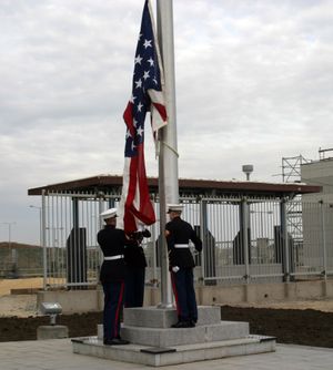  2006년 카자흐스탄 아스타나에 있는 새로운 미국 대사관에서 미국 국기를 들고있는 경비단원들의 모습.