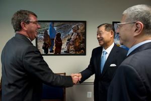 2012년 10월 2일, 애슈턴 카터 당시 국방부 차관이 제이슨 위안 주미 대만 대표와 양진청 국방부 차관을 펜타곤에서 열린 회의 전에 맞이하고 있다.