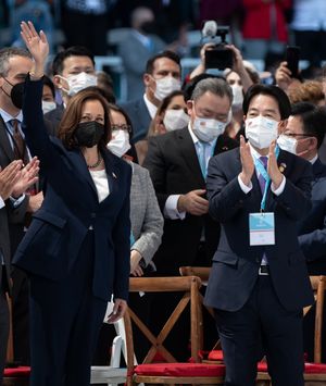 2022년 1월 온두라스에서 열린 시오마라 카스트로 대통령 취임식에서 카멀라 해리스 미국 부통령과 라이칭더 대만 부통령.