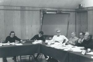1969년 뉴욕 모호크 호수에서 열린 군축청 회의에서 미국 방위 태세와 유럽 안보 문제를 논의하는 학자들