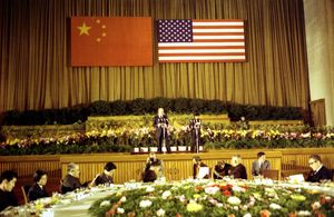 제럴드 포드 대통령이 1975년 12월 4일 베이징에서 연설하고 있다.