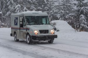 눈 속의 USPS 트럭