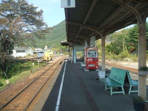 호쿠노 방향을 바라본 모습. 측선에 보선 차량이 유치되어 있다 (2009년 10월)