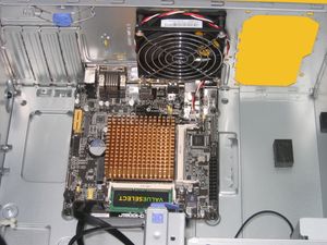 Micro-ATX 컴퓨터 케이스에 장착된 ATX12V 커넥터가 있는 미니 ITX 2.0 SoC 메인보드