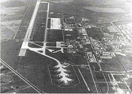 1973년 미놋 공군 기지 활주로 29번으로 접근, 중앙 하단에 경계 램프 "크리스마스 트리"가 보인다.