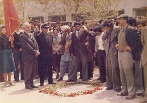 누르 무하마드 타라키와 바브락 카르말이 카불에서 카이바르가 암살된 장소에 서 있다.