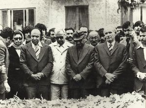 카불에서 열린 카이바르의 장례식에 참석한 공산주의 PDPA 회원들, 앞줄 왼쪽에서 오른쪽으로: 아나히타 라테브자드, 샤 발리 박사, 술레이만 라이크, 바브락 카르말, 누르 무하마드 타라키, 모하마드 나지불라.