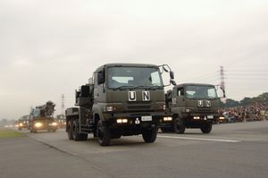 일본 육상자위대 소속 UN(국제 연합)의 전지형 Fuso 슈퍼 그레이트 6x6 견인차