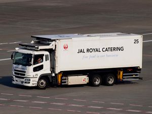 JAL(일본항공)의 슈퍼 그레이트 FY 케이터링 트럭 #25