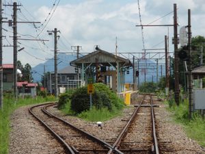 2009년 8월 서쪽에서 바라본 승강장과 선로 모습