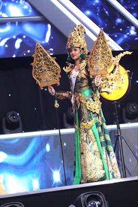 미스 인도네시아 Intan Aletrinö는 2016년 미스 수프라내셔널 결선에서 내셔널 코스튬을 선보였다.