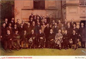 1919년 4월, 제1차 다일의 엽서, 오른쪽에 채플린 미할 오 플란나간이 서 있다.