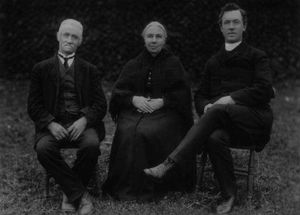 마이클 오 플라나간과 그의 부모 에드워드, 메리의 연도 미상 사진.