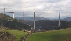 2004년 초 서쪽에서 본 모습으로, 교각 위로 천천히 얹어지는 도로 데크 북쪽 절반