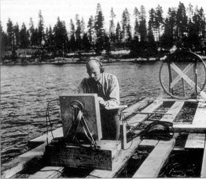 1946년 7월 스웨덴 공군 장교가 스웨덴 노르란드의 굘미에르브 호수에서 "유령 로켓"을 찾고 있다.