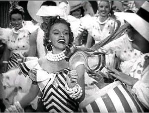 주디 갈랜드가 영화 지그펠드 걸에서 "미니 오브 트리니다드"를 부르는 모습