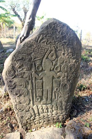 방치아의 묘역에 있는 조각된 돌