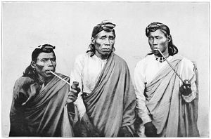 3명의 파나이 씨족원의 사진