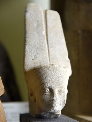 이중 깃털을 쓴 신 민-아문의 머리. 투탕카멘 통치 시기(기원전 14세기 추정). 이집트 콥토스(기프트) 출토. 페트리 박물관 소장