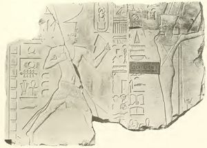 민의 성기 부분을 가린 모습