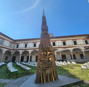 "Lancia di luce, II", 아르날도 포모도로 작품, 밀라노 베르디 국립음악원 내부 회랑