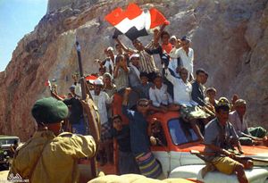 1967년 11월 29-30일, 독립 축하 행진 중 깃발을 흔드는 NLF 지지자들