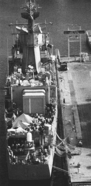 USS Moinester (FF-1097)가 1991년 아이티 난민 사태 당시 아이티 난민들을 관타나모 만 해군 기지로 이송하는 모습